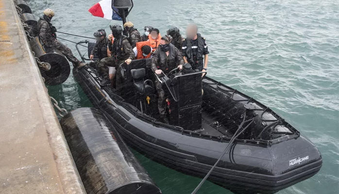 Le Germinal intercepte un go-fast transportant 500 kilos de cocaïne au sud-ouest de l'île de Saint-Martin - Crédit photo : © Force Armées aux Antilles/Défense