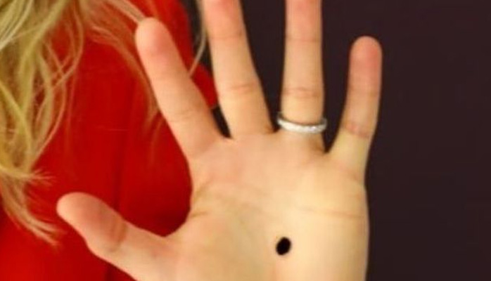 Un point noir dans le creux de la main : le code de détresse à connaître absolument - Crédit photo : © elle.fr